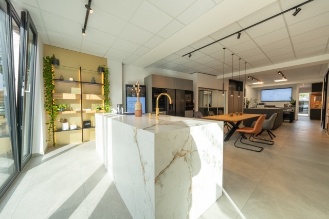 Moderne Küche mit Marmorinsel im Küchenstudio Kerpen.