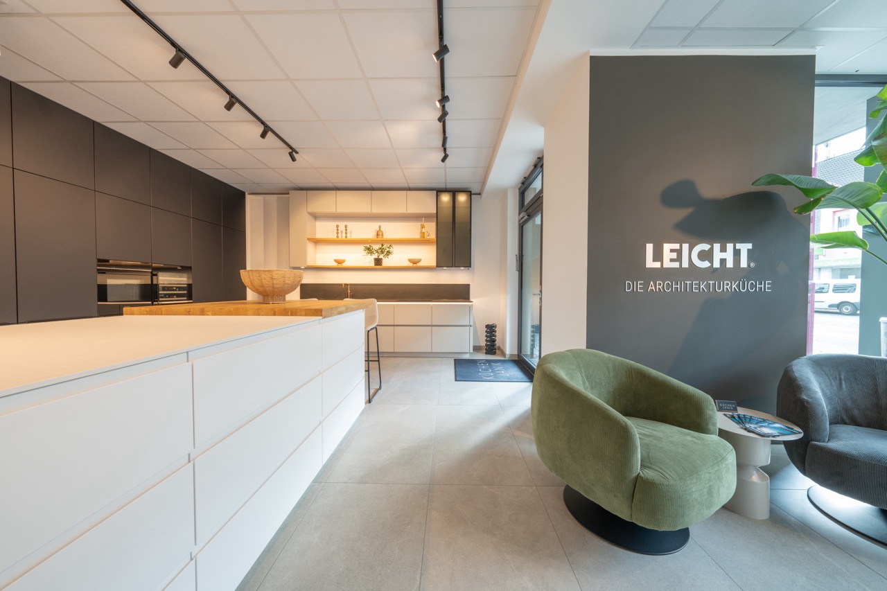 Schwarz-weiße Küche mit Sitzbereich im Küchenstudio Kerpen.