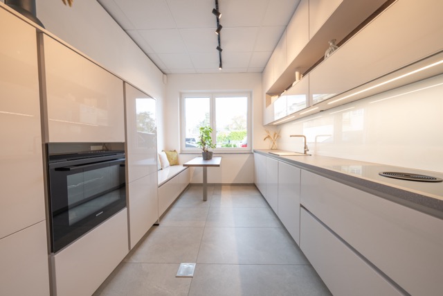Moderne Küche mit eingebautem Backofen und Sitzbank im Küchenstudio Kerpen.