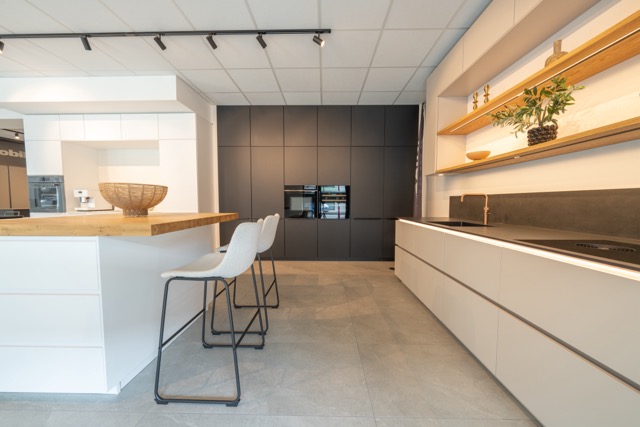Moderne Küchenzeile mit Sitzmöglichkeit im Küchenstudio Kerpen.